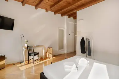 Image de Chambre double spacieuse de luxe avec grande salle de bains moderne et climatisation