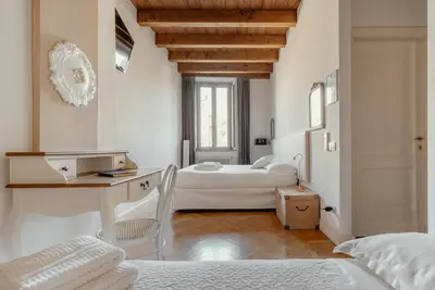 Image de Chambre triple spacieuse de luxe avec grande salle de bains moderne et climatisation