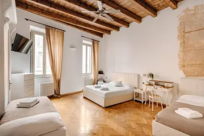 Image de Chambre quadruple de luxe spacieuse avec grande salle de bains moderne et climatisation