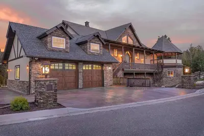 Image de Tranquility Lodge by Destination Big Bear : Luxury in Castle Glen Estates! Pool Table!