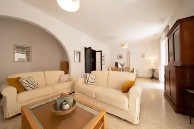 Image de Large 3bedroom apartment near rocky beach Mcre1-1
