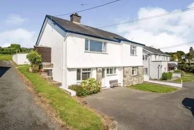 Large house, sleeps 10 on Beach Road, opposite The Cliffs, 250 yds from beach.