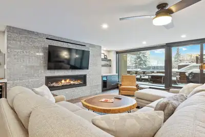 Image de Mountain Luxury| 2 King Suites • Fireplace • Private Patio for Après-Ski Bliss