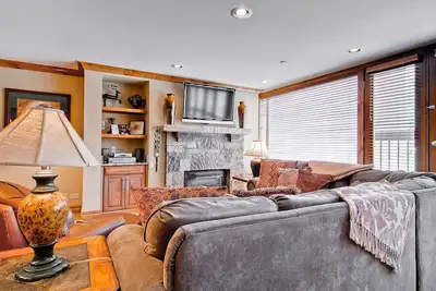 Image de Cozy Unit with Upscale Finishes