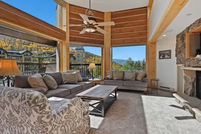Image de Spacious 3br Mountain Lodge • Stone Fireplace • Vaulted Ceilings & Mountain View