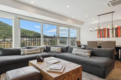 Image de Mountain Modern 3br • A/C • High-Floor Views & Stone Fireplace Luxury