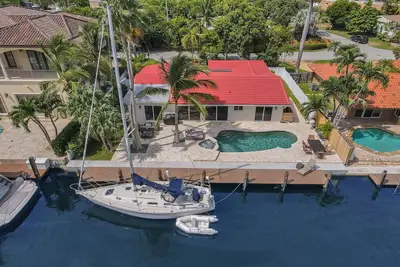 Image de 3/2 Waterfront Pool home on Private Island Walk to the Beach