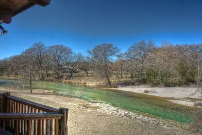 Image de Large Log Home On The Frio River\n10% Discount Feb. & March