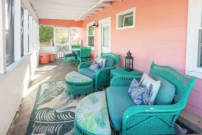 Image de Quaint Cottage in Downtown Kure Beach – Home of Merv, Star of Upcoming Movie!
