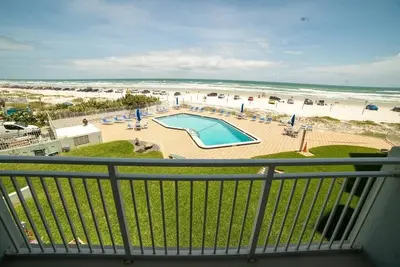 Image de Beachfront Condo located in the heart of Nsb!