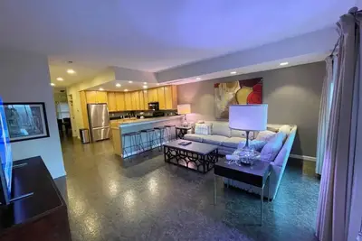 Image de Swanky 2 Level Condo Walk To All in The Highlands!