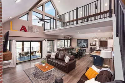 Image de Putting Green, Hot tub, Pool Table, 3 Levels Decks, Pickleball, Lakeviews, Pools