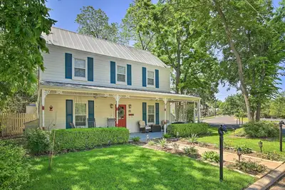 Image de Grand Fredericksburg Retreat - Walk to Main St!