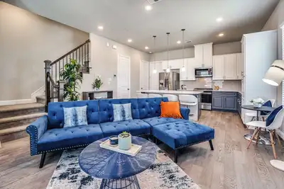 Image de Beautiful 3 story luxury home close to the fun!