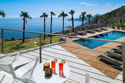 Tauromenion: elegant villa with panoramic sea view