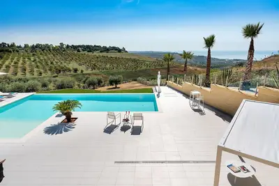Image de Villa Ribera: renovated villa with salt water pool