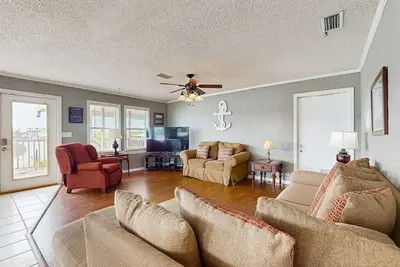 Bay-Facing Island Gem w/ Free WiFi, Ac, Full Kitchen, & Great Location - Dogs Ok
