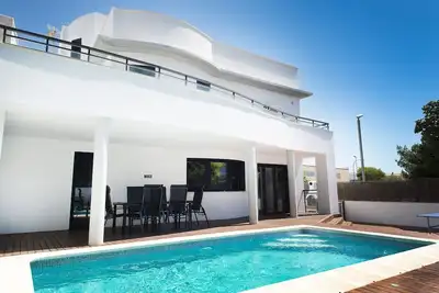 Image de Holidays beach house with pool