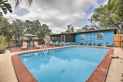 Image de Tropical Palm Harbor Retreat with Lanai & Patio!