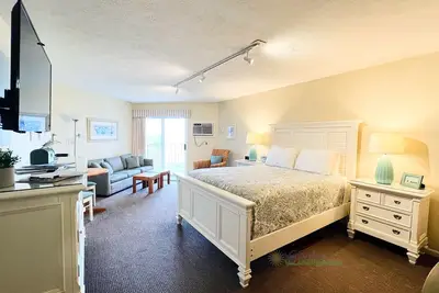 Image de Sandy Beach! Pool, air conditioning. Traverse City studio condo on the Bay
