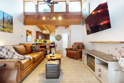 Image de Rustic & Bright Mountain Cabin near The Village. Washer/Dryer, Pool On-site