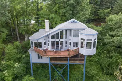 Image de Luxury in the trees w/ jaw-dropping views, multiple balconies, hot tub + pool ac