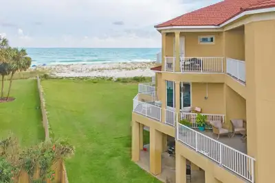 Image de Luxury 4/3, gulf front townhome, steps from the beautiful white sand beach!