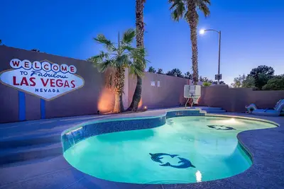 Image de “Las Vegas Retreat: Heated Pool, Ev Charger, Minutes from Airport & Strip! ”