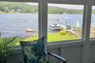 Image de Spring 2025! Cozy Waterfront Cottage on Highland Lake, Ct - central a\/c & heat