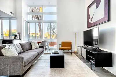 Image de Swanky SoMa 1br w/ Office, W/D, Private Patio, walk to HQs, by Blueground