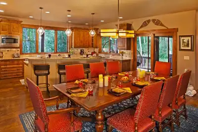 Image de Luxury + Hot Tub + Close to Skiing - Chalet Fuego