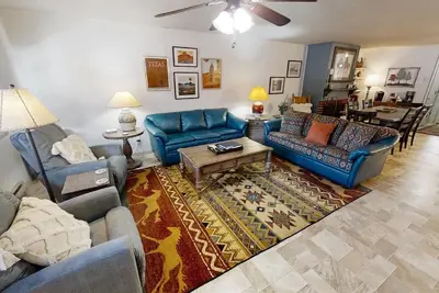 Image de Ski View 10 - In Town - On Main Street - WiFi - Cable - Wood Burning Fireplace -
