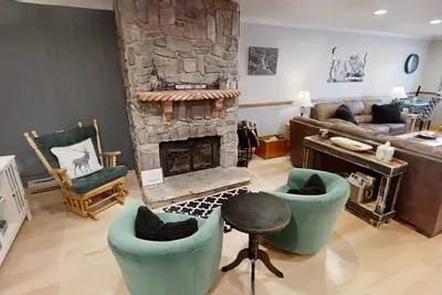 Image de Ski View 11 -In Town - On Main Street - End Unit - WiFi - Cable -Xbox 360 - Wood