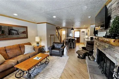 Image de Cj Townhouse 3 - On the River - In Town - Across from the Fishing Ponds - Wood B