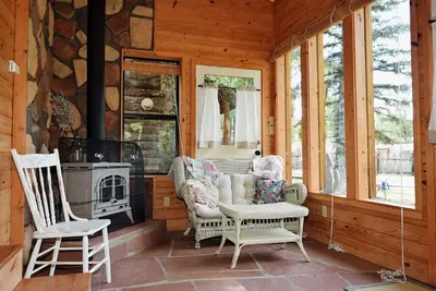 Image de Bear Hugs - Seclusion - Cozy Cottage - Free WiFi - Rustic Decor - Country Style