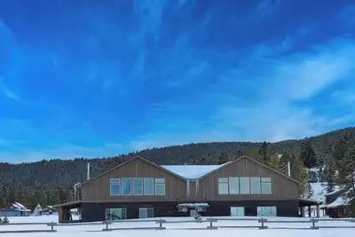 New townhouse at Gtl! Easy winter access! 8 miles from Discovery Ski.