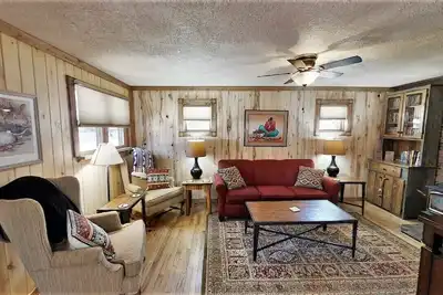 Image de Knotty & Nice - In Town - Pet Friendly! - Gas Fireplace - Washer/Dryer - Gas Gri