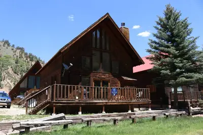 Image de Beaver Lodge - In Town - On the River - Near Copper Chair Lift - Free WiFi - Cab