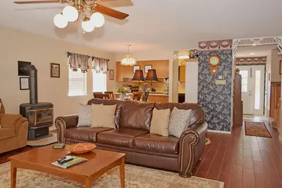 Image de By the River - In Town - On The River - Backyard Fishing Spot - Free WiFi - Cabl