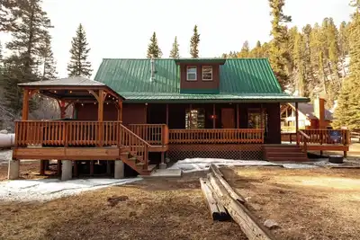 Image de Duke Cabin - Upper Valley - Free WiFi - Satellite - Gas Fireplace - Wrap Around