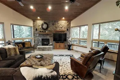 Image de Moon River - Newly Renovated - On the River - Secluded - Washer/Dryer - Hot Tub