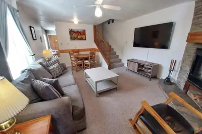 Image de Valley Condo 101 - Creekside - End Unit - Wi-Fi - Hot Tub - Fireplace - Washer/D