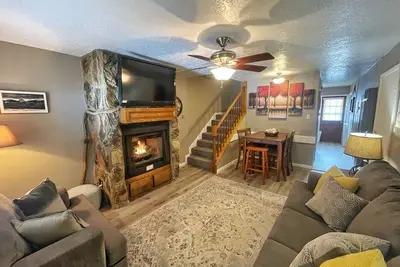 Image de Valley Condo 106 - Creekside - Wi-Fi - Hot Tub - Fireplace - Washer/Dryer - Play