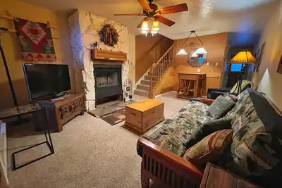 Image de Valley Condo 110 - Creekside - Wi-Fi - Hot Tub - Fireplace - Washer/Dryer - Play