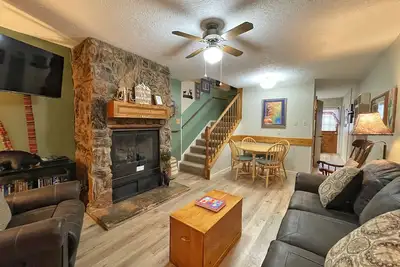 Image de Valley Condo 112 - Creekside - Wi-Fi - Hot Tub - Fireplace - Washer/Dryer - Play
