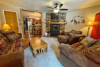 Image de Valley Condo 120 - Creekside - Wi-Fi - Hot Tub - Fireplace - Washer/Dryer - Play