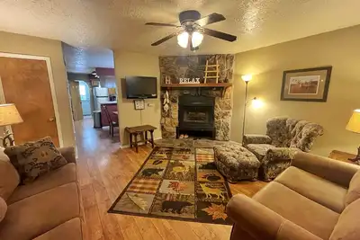 Image de Valley Condo 122 - Creekside - Wi-Fi - Hot Tub - Fireplace - Washer/Dryer - Play