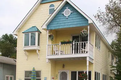 Image de Yellow Bird. Large Family Home on Spectacular North Beach! Sleeps 12.