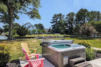Image de Waterfront 3br Cottage with Hot Tub, Kayaks & Dog-Friendly Yard – Near Bethany