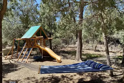 Image de Cabin w\/ Outdoor Fun! Firepit, Playset, Bbq & More